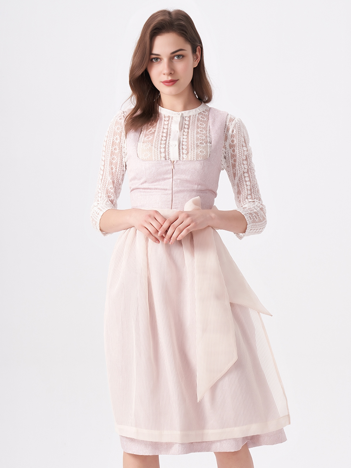 Dirndl mit orangefarbener Schürze