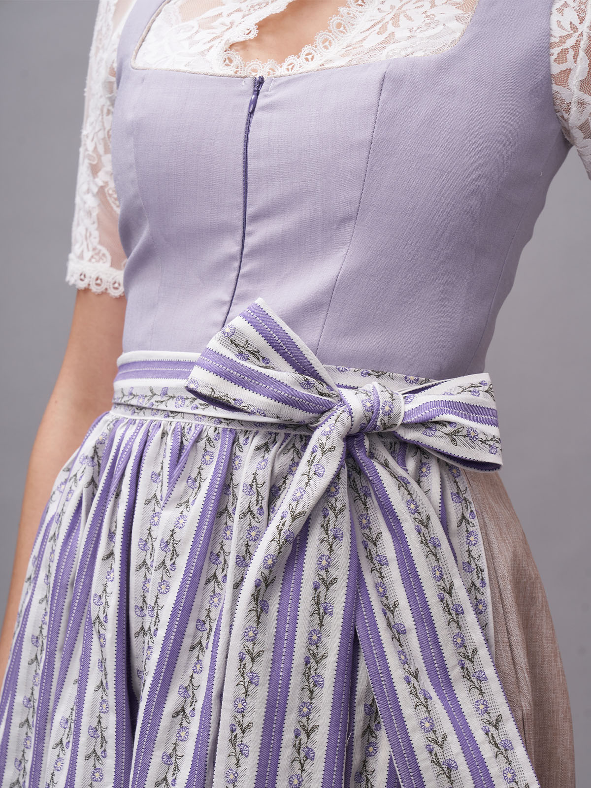 Modernes lila Dirndl mit figurbetonter Silhouette