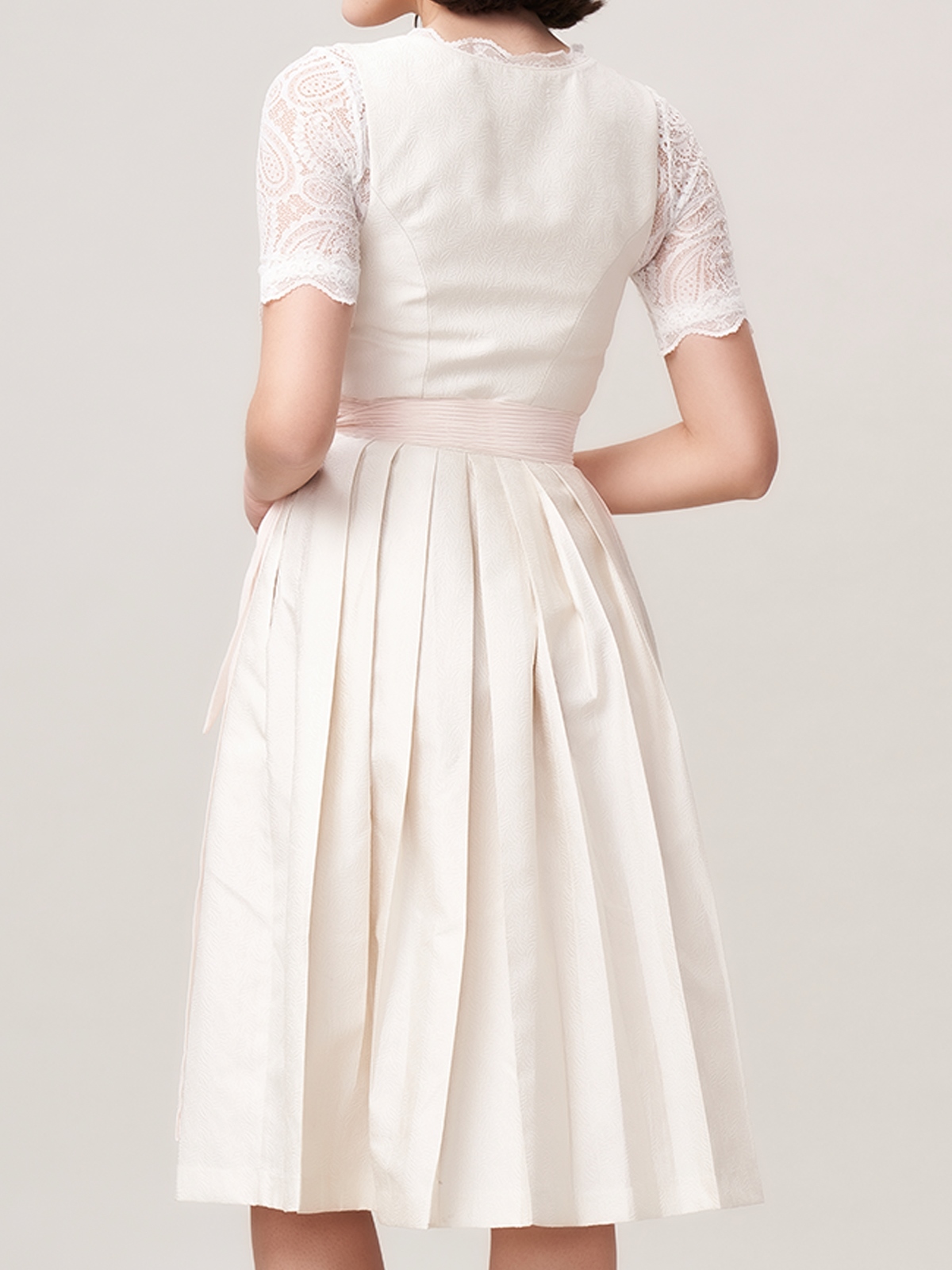 Schlichtes grünes Dirndl mit natürlichem Charme