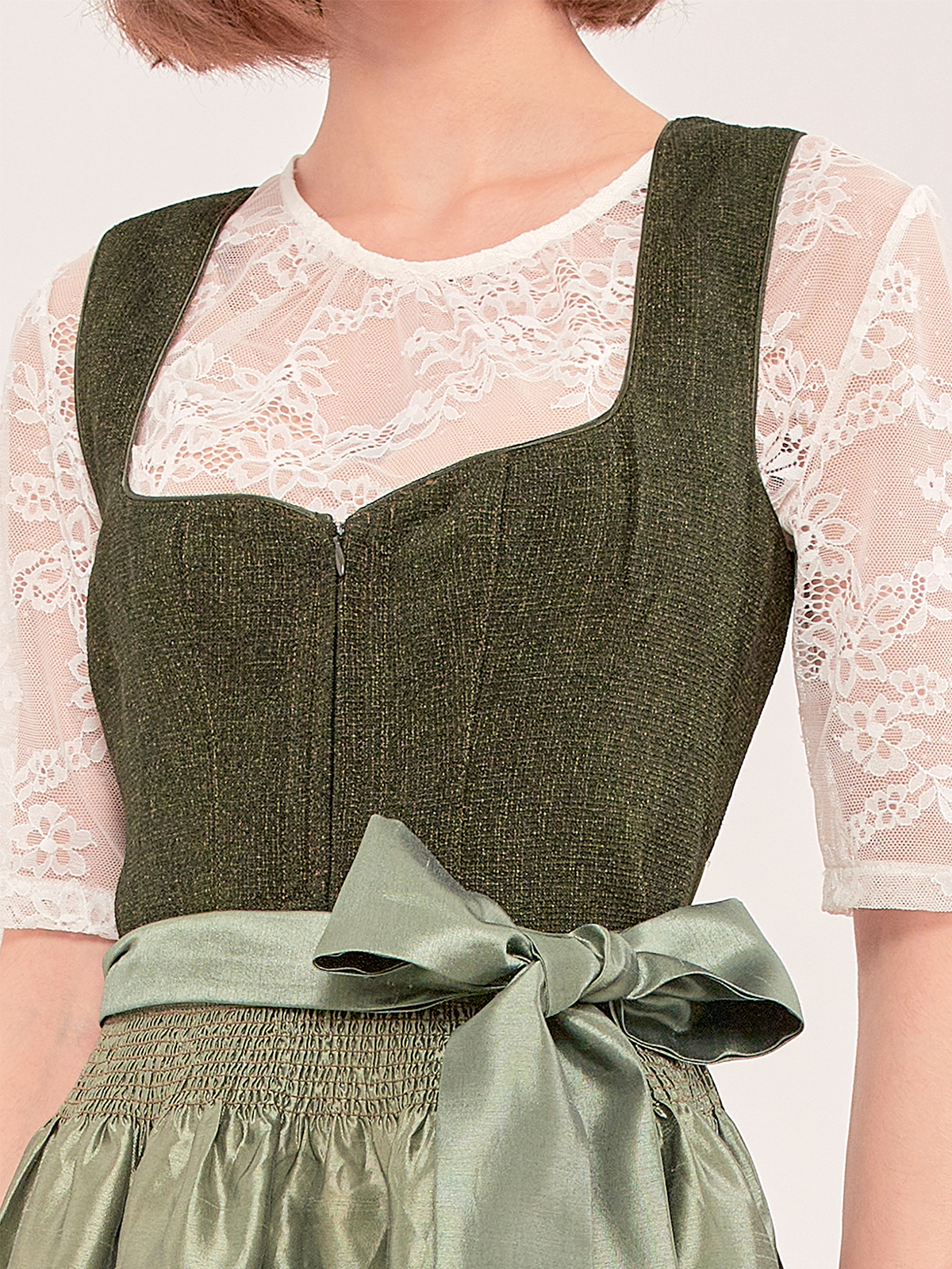 Dirndl in Grün mit floralen Details