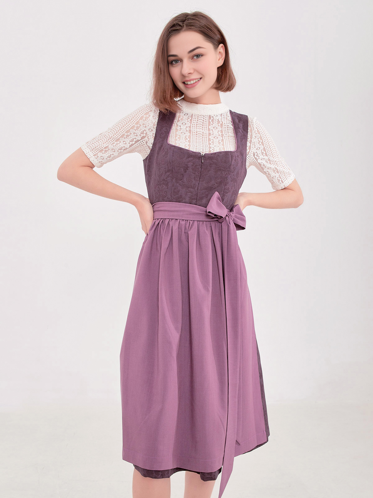 Modernes Dirndl in Lila – perfekt für Festivals und Hochzeiten