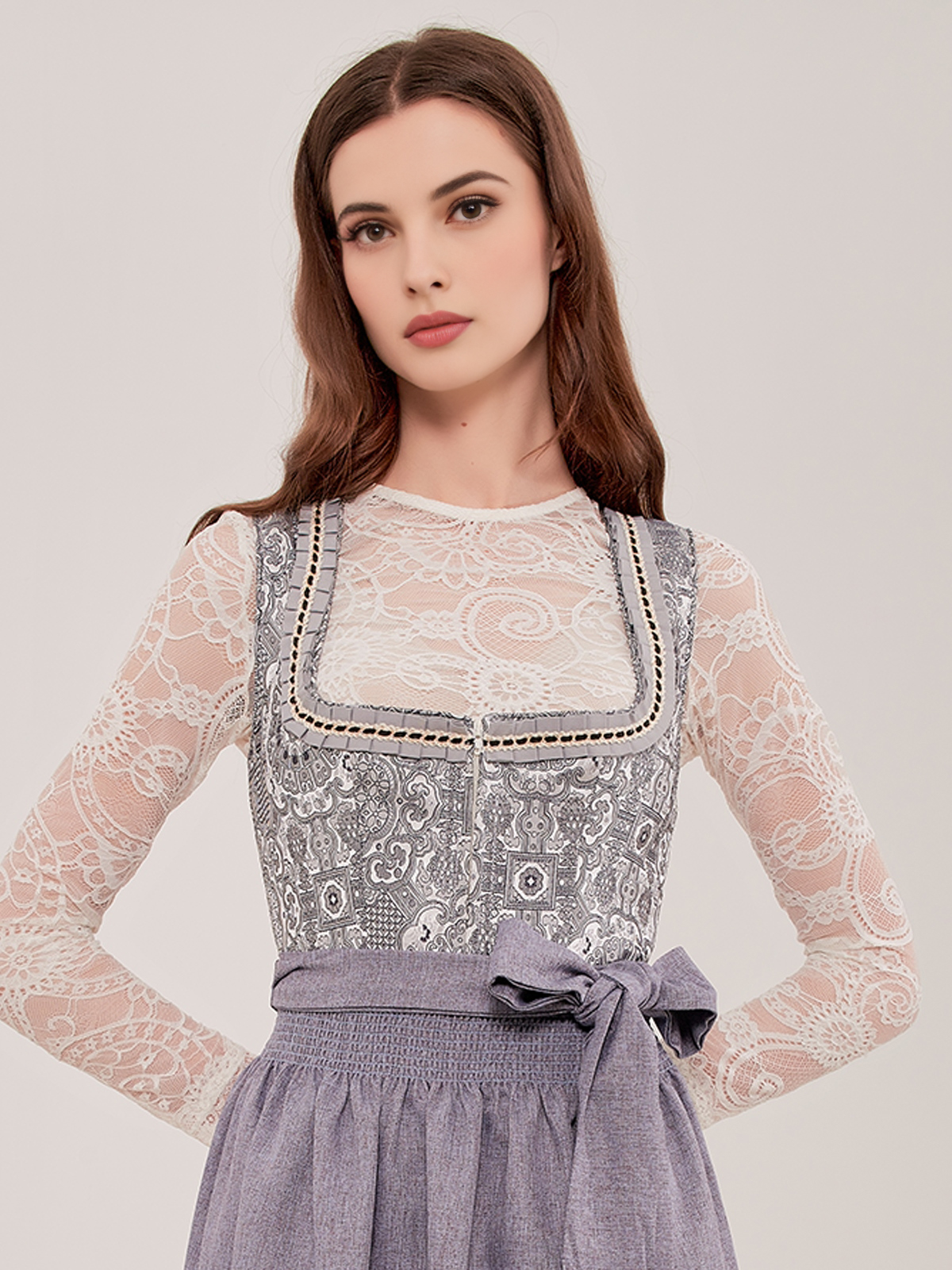Jugendliches Dirndl in Grau mit modernem Schnitt