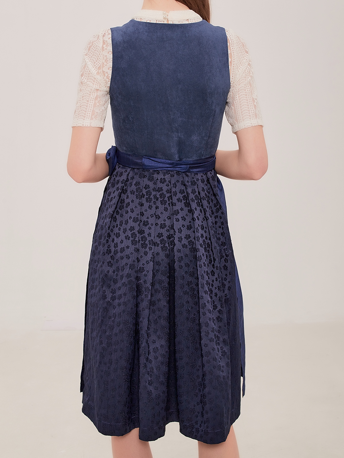 Dirndl mit hochgeschlossener Bluse
