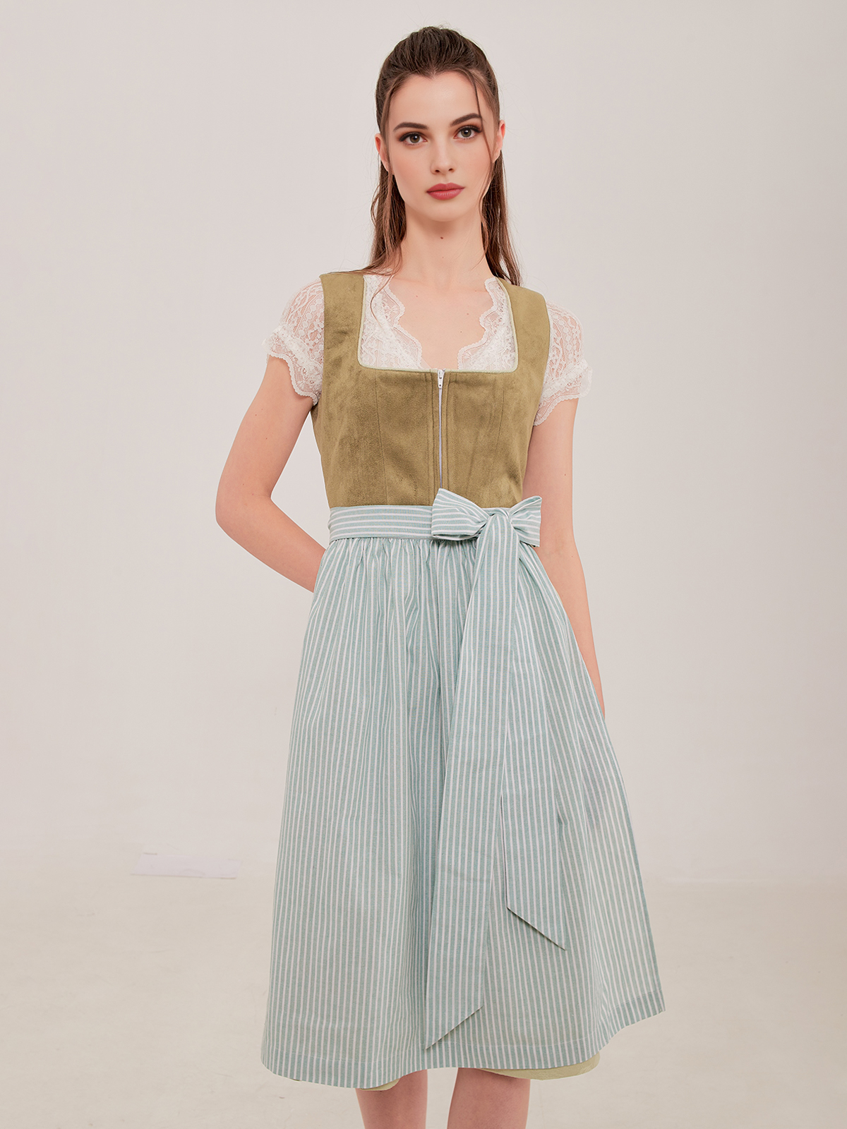 Dirndl mit grüner Schürze
