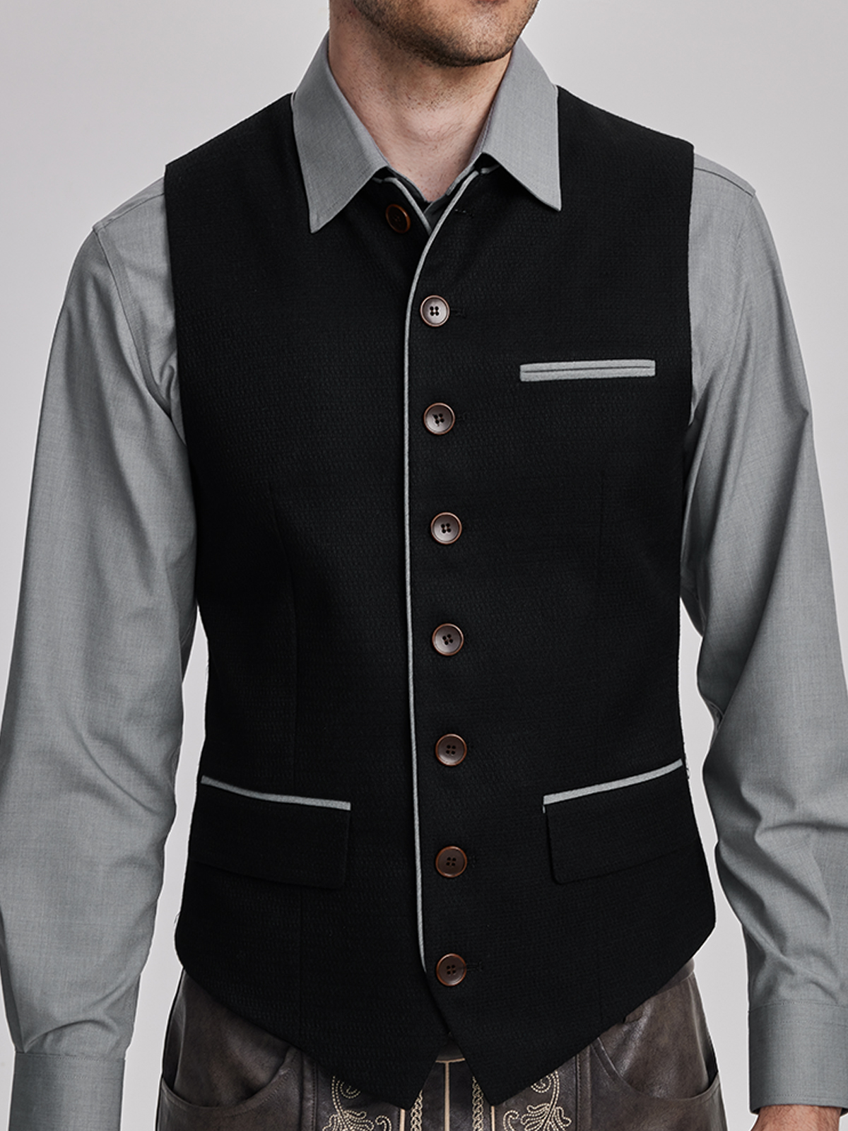 Modernes Dirndl in Schwarz mit schmaler Taille