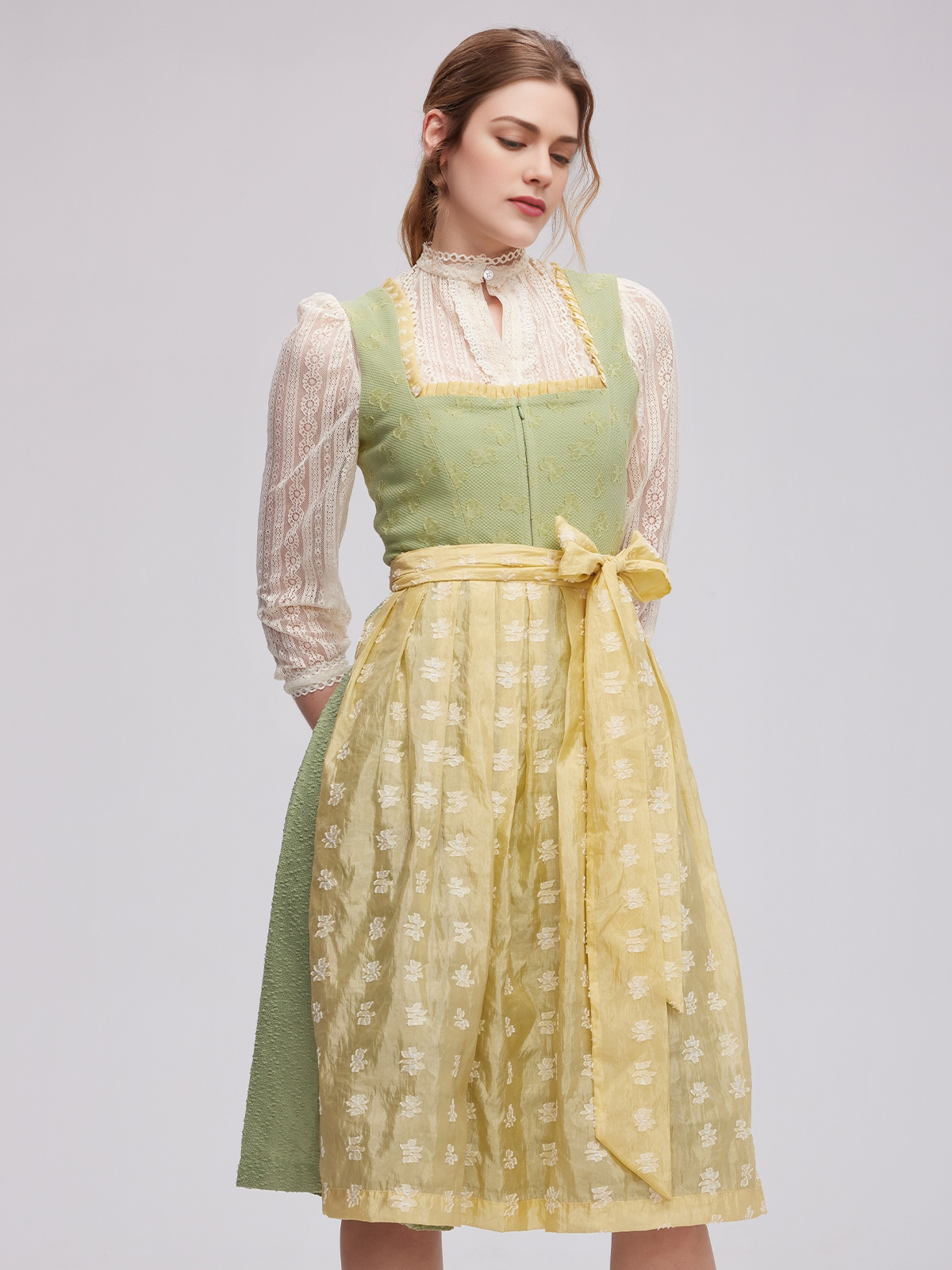 Gelbes Dirndl mit grünen Akzenten