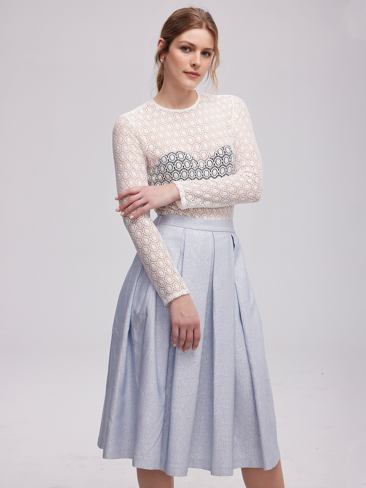 Modernes blaues Dirndl mit zeitgemäßem Schnitt