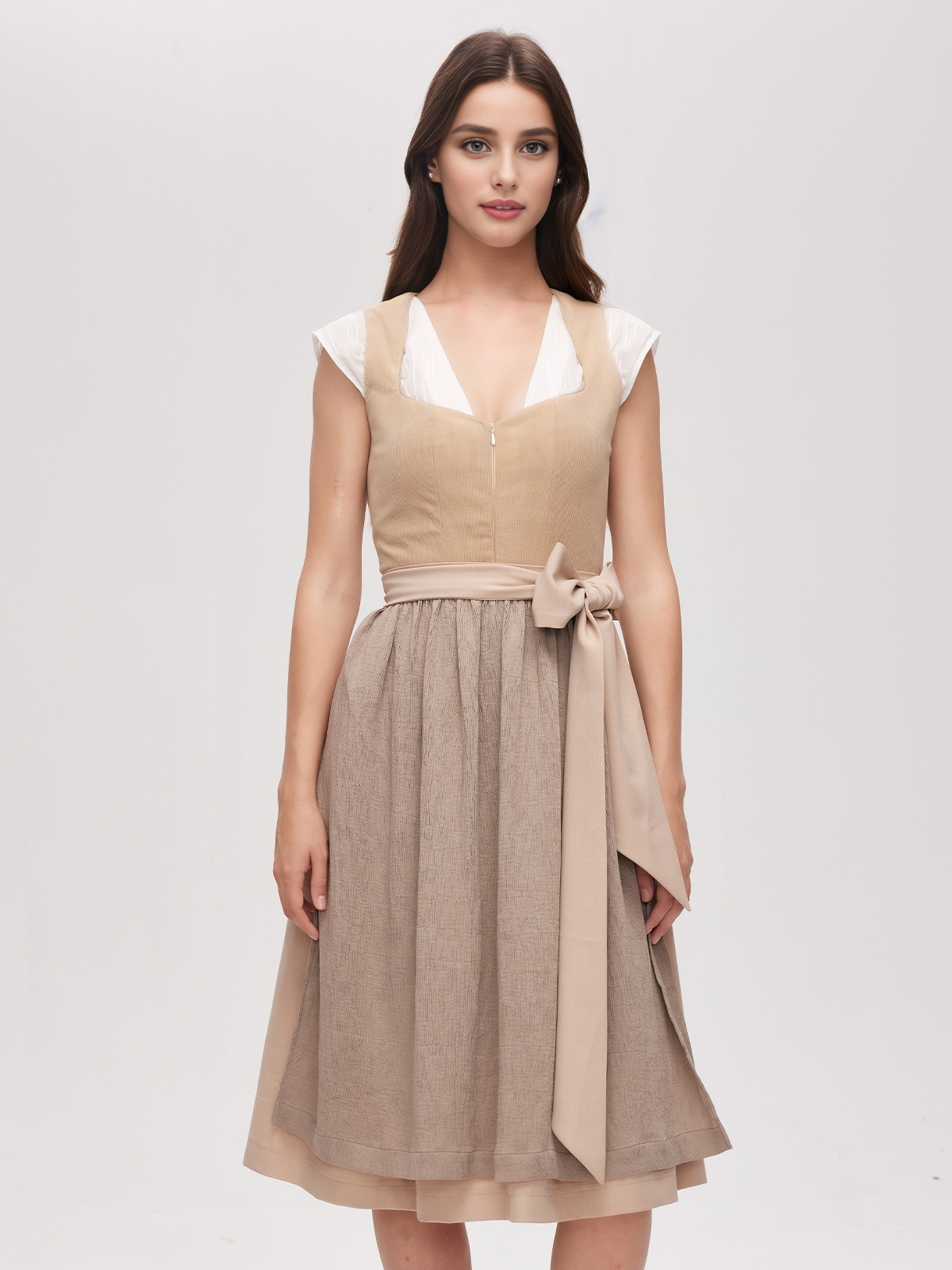 Elegantes braunes Dirndl mit Spitzenbluse
