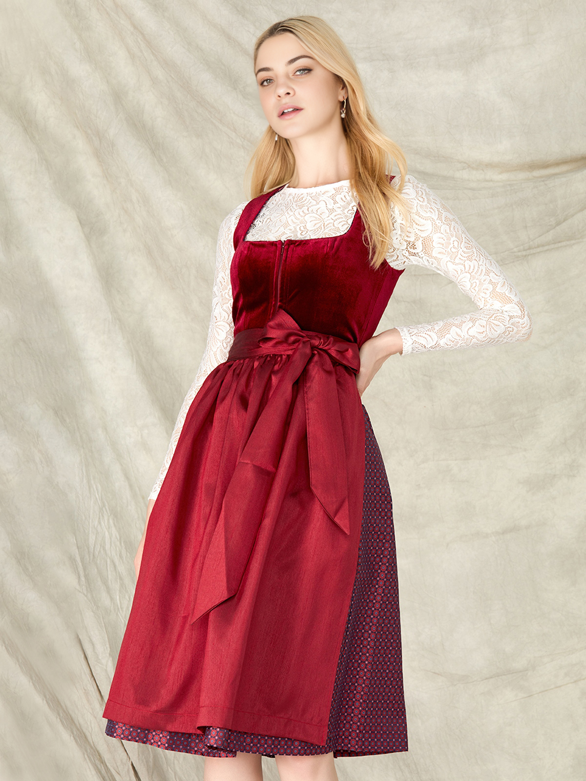Ein elegantes blaues Samt-Dirndl bei einer Hochzeit