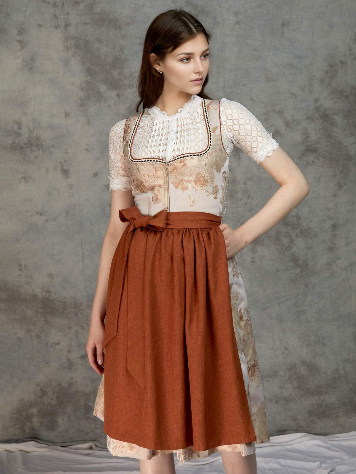 Dirndl in Braun mit violettem Akzent