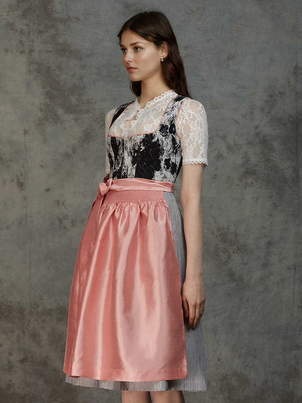 Grünes Dirndl in traditionellem Design