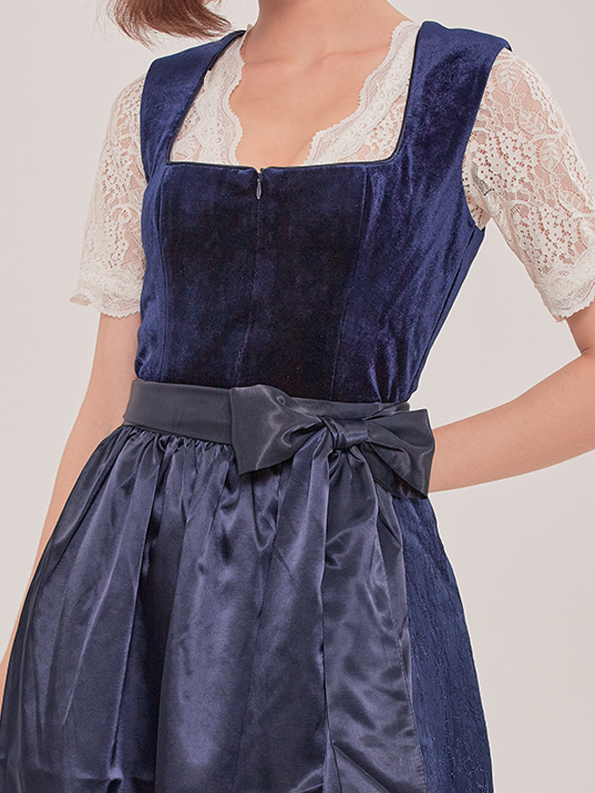 Elegantes weißes Dirndl mit Herz-Ausschnitt