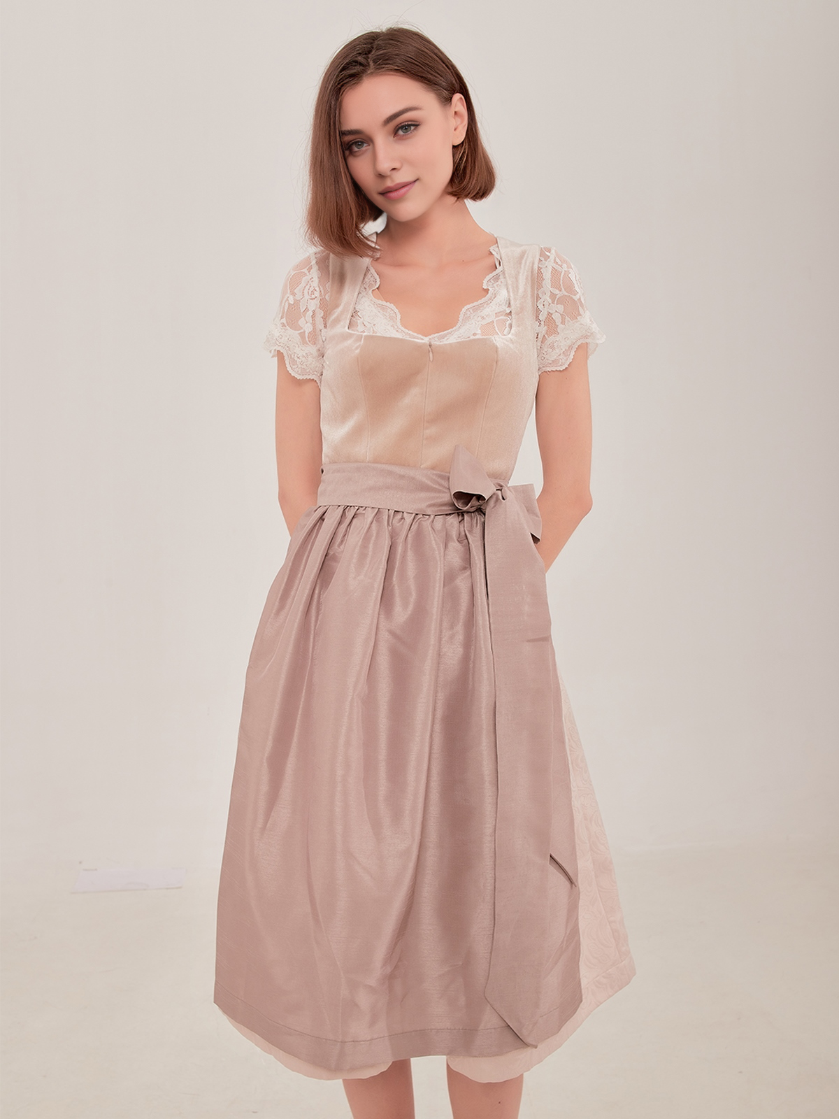 Moderne Dirndlbluse in Braun – ein zeitloser Klassiker