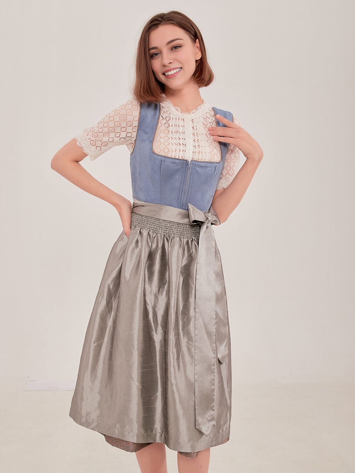 Ein elegantes blaues Dirndl mit floralen Details