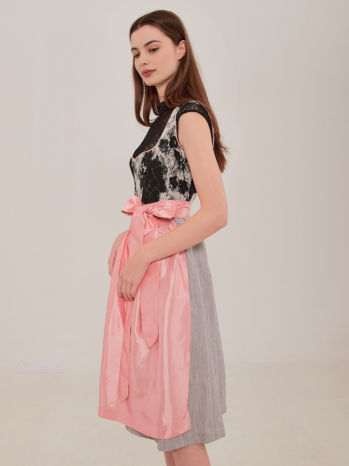 Gelbes Dirndl mit schwarzer Schürze