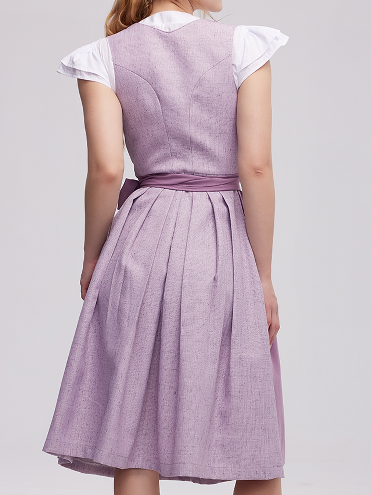 Dirndl in Lila – Eleganz und Tradition vereint