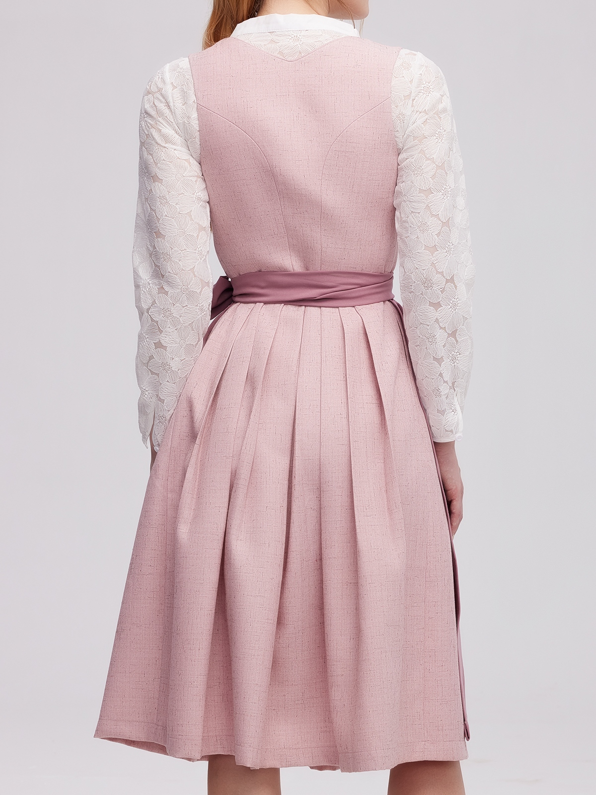 Dirndl in Rosa mit klassischer Schürze