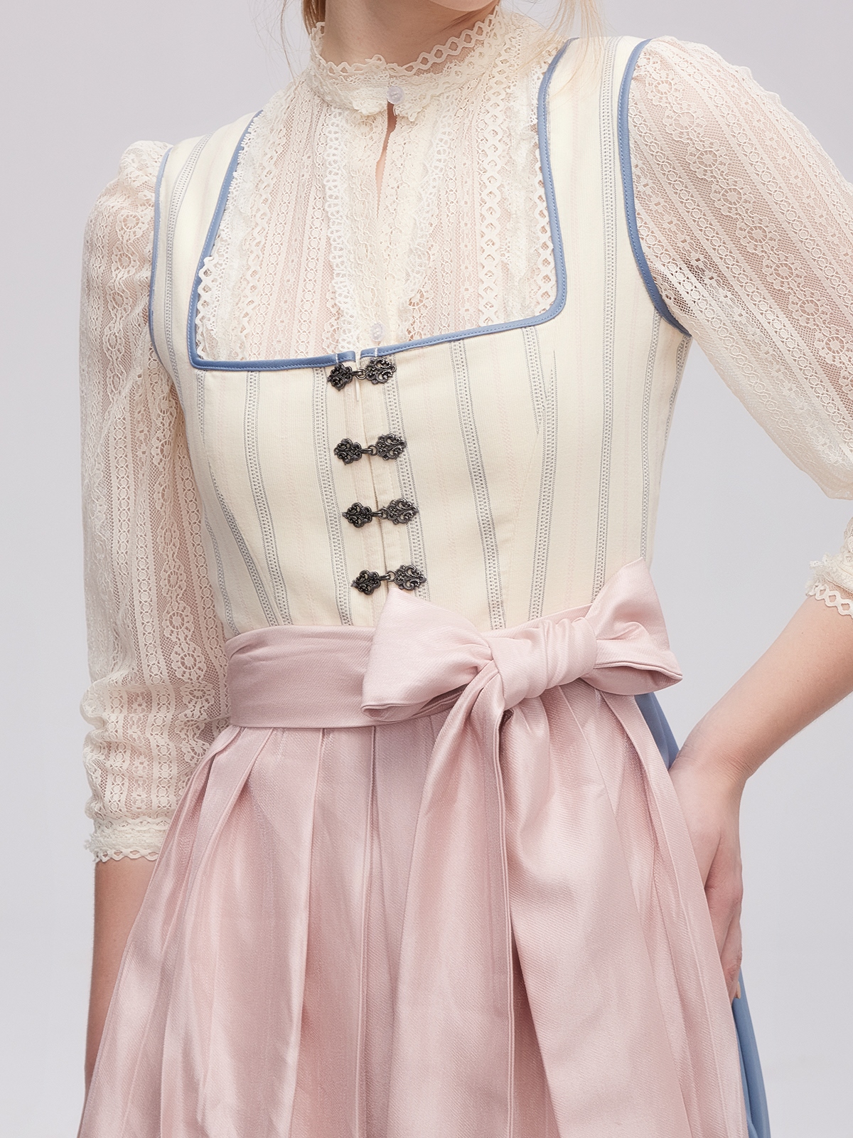 Grünes Dirndl mit natürlicher Eleganz