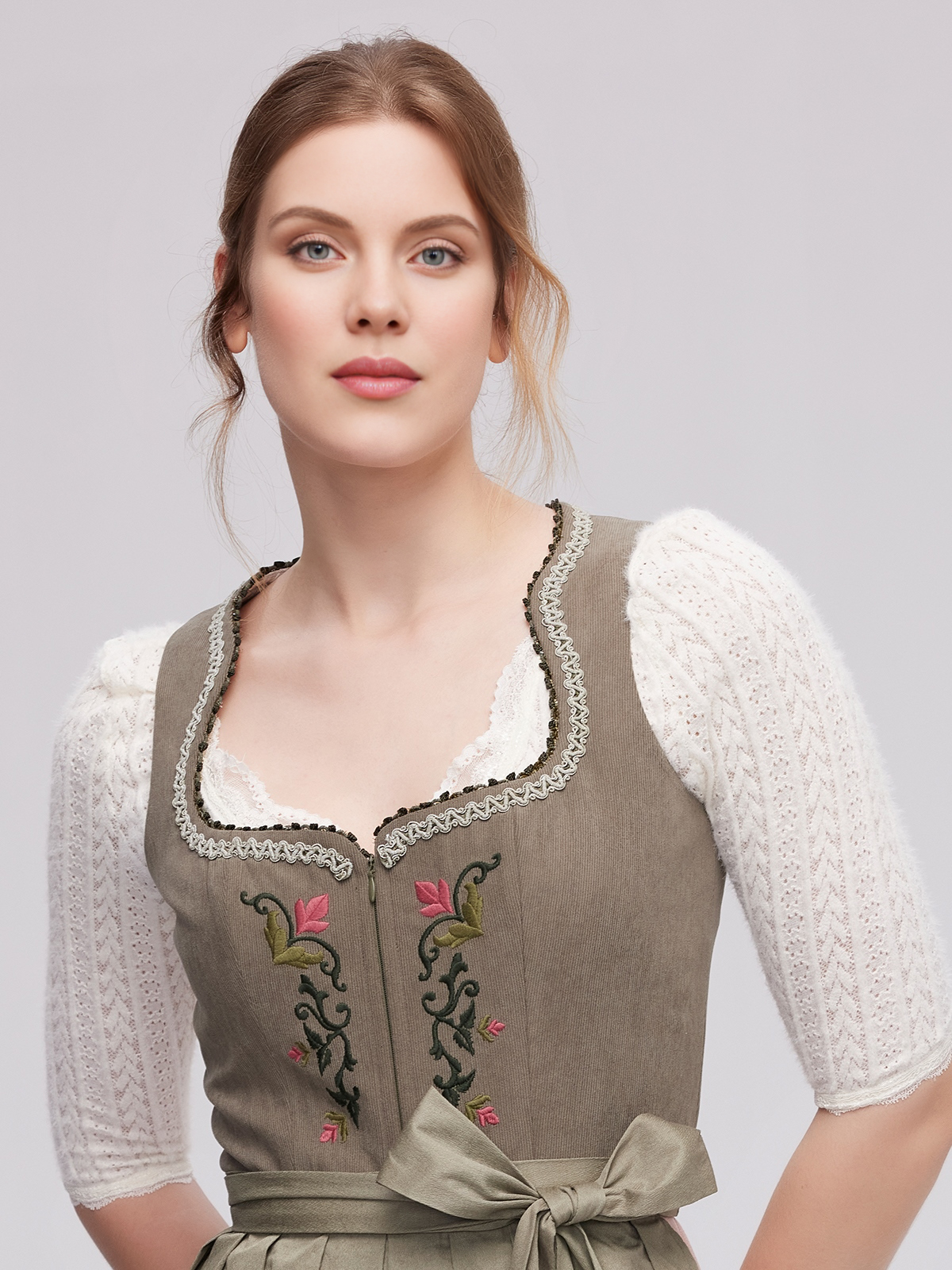 Ein modernes grünes Dirndl von Ehreer, perfekt für festliche Anlässe