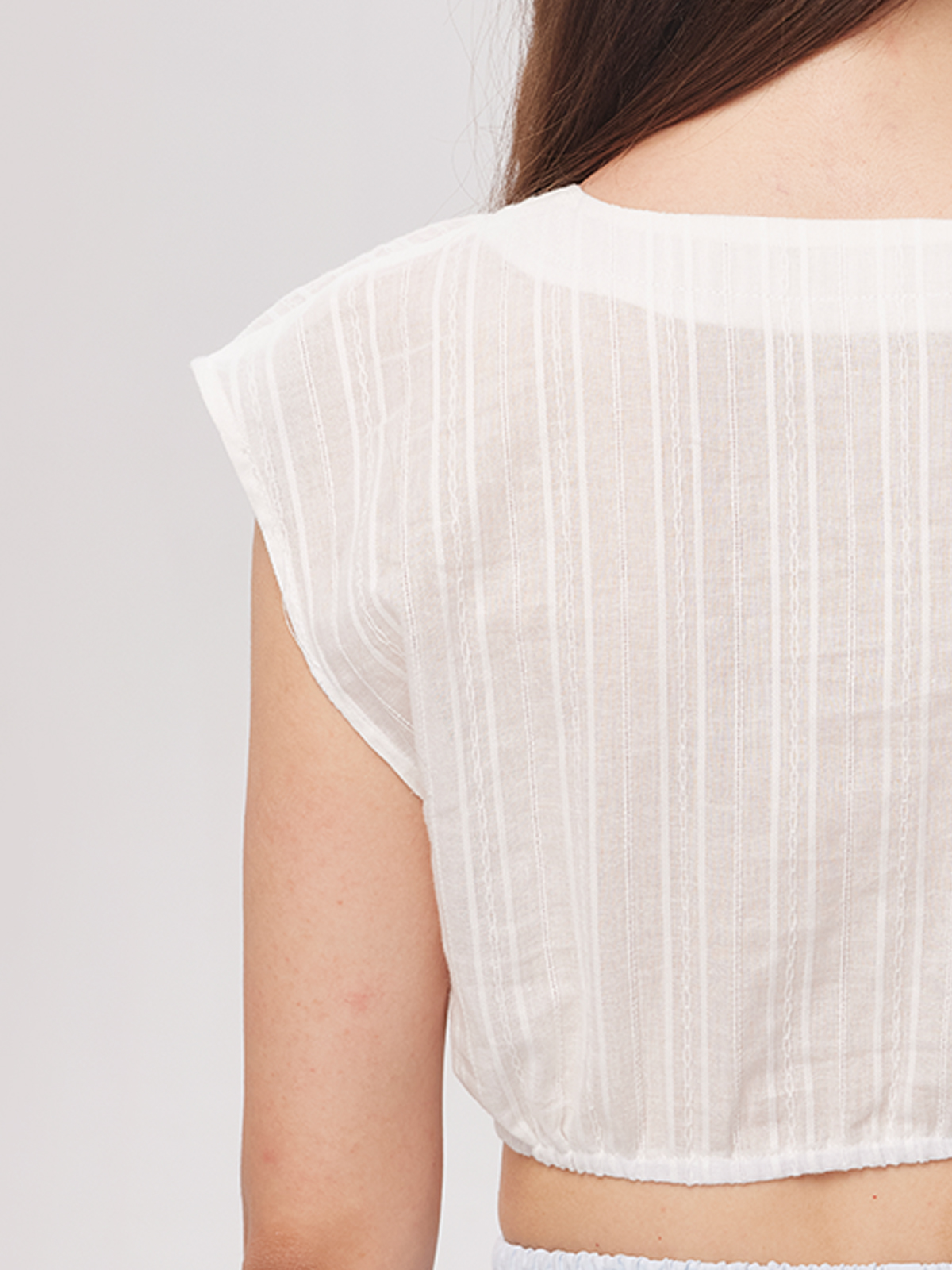 Elegantes weißes Dirndl mit traditioneller Bluse