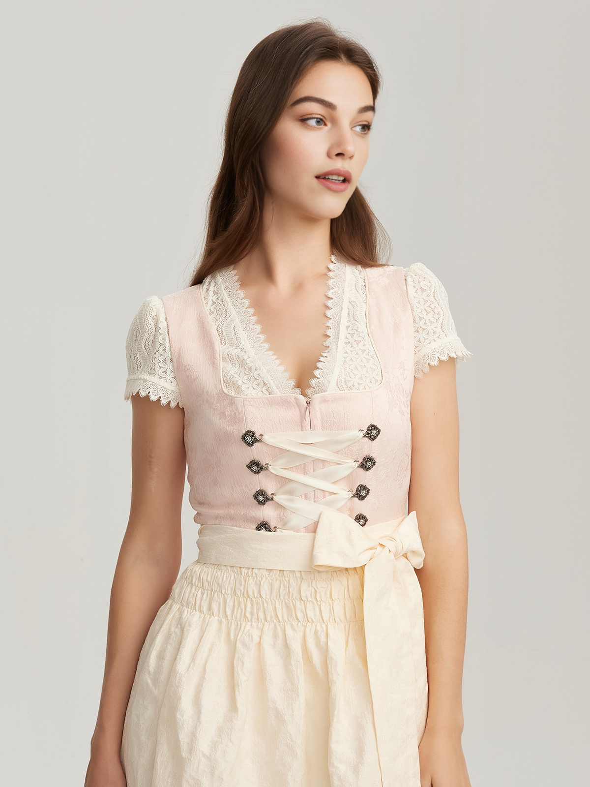 Dirndl in Rosa – feminin und stilvoll