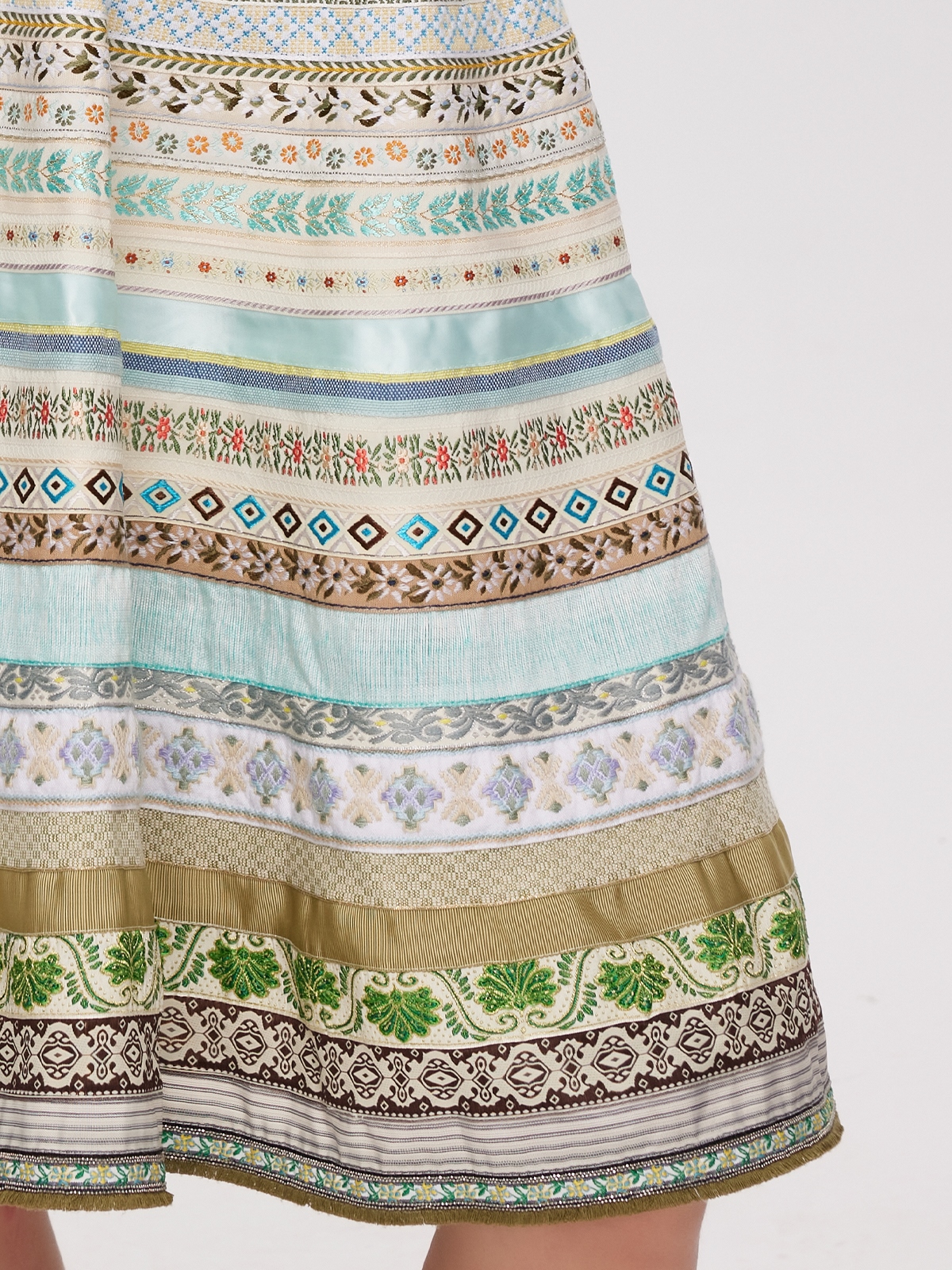Ein strahlend grünes Dirndl mit feinen Details – perfekt für den nächsten Sommer