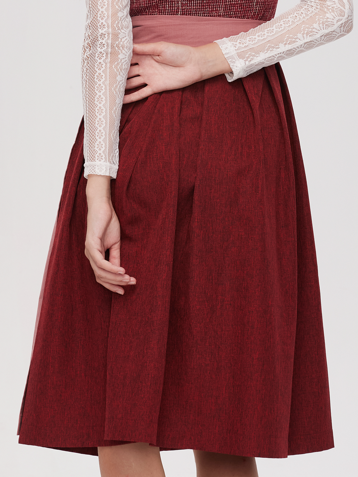 Luxuriöses SamtDirndl in Rot