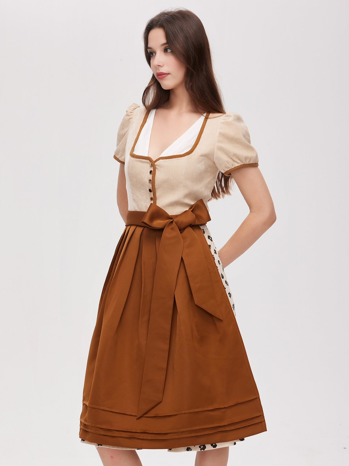 Modernes Dirndl in Braun mit violettem Akzent