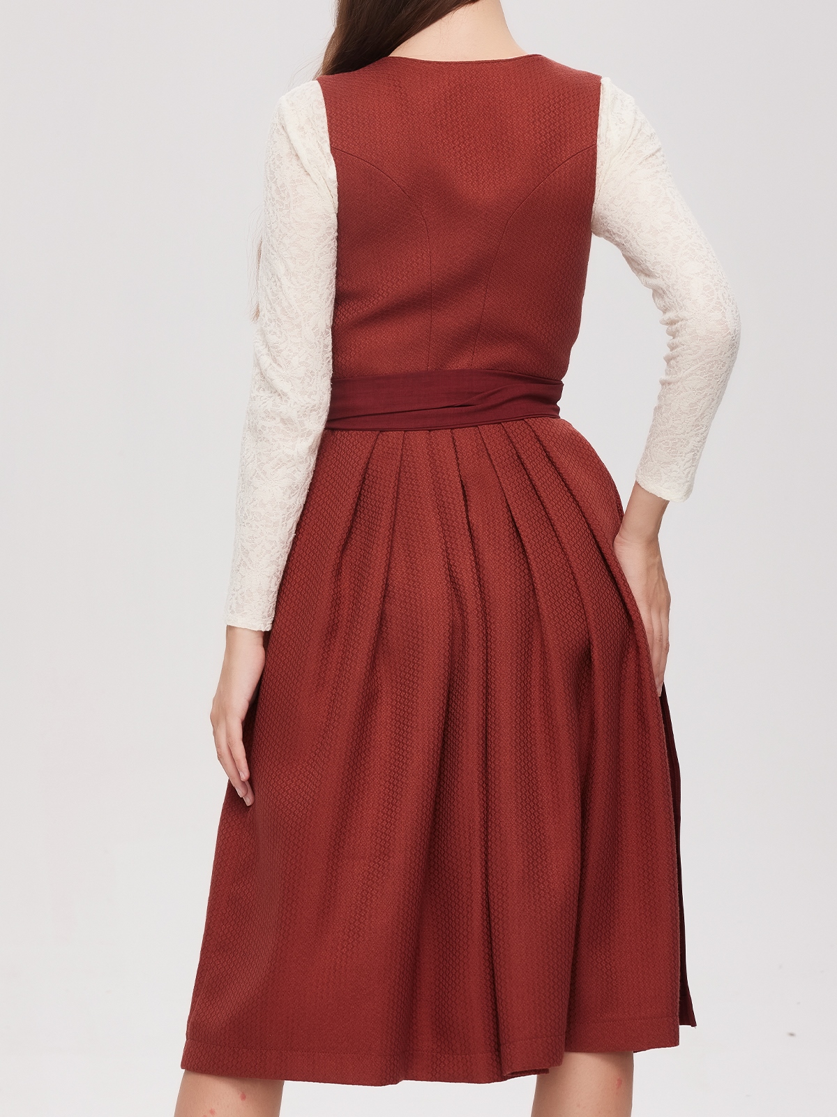 Modernes rotes Dirndl mit trendigen Accessoires