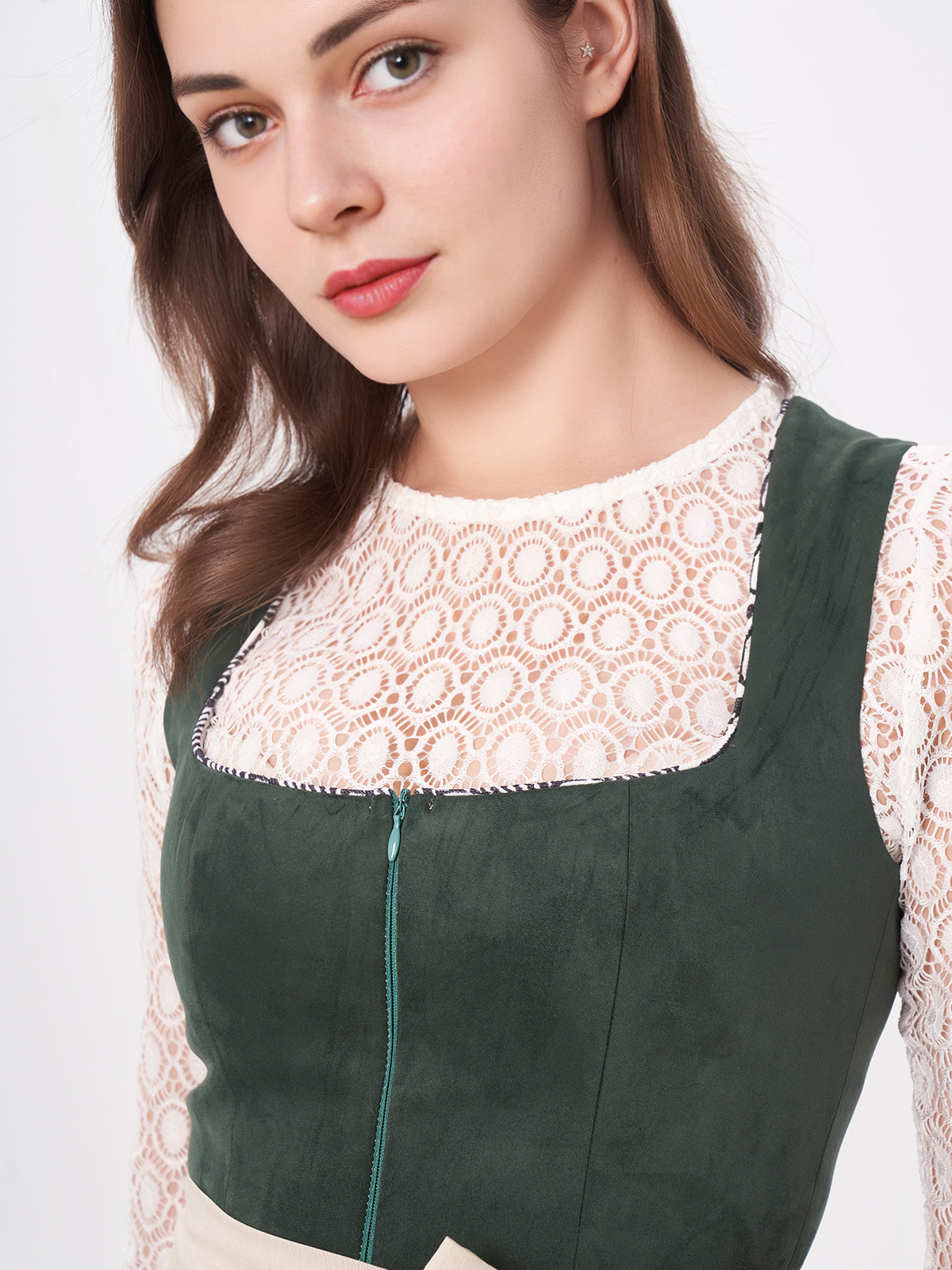 Modernes Dirndl in Grün mit raffiniertem Schnitt