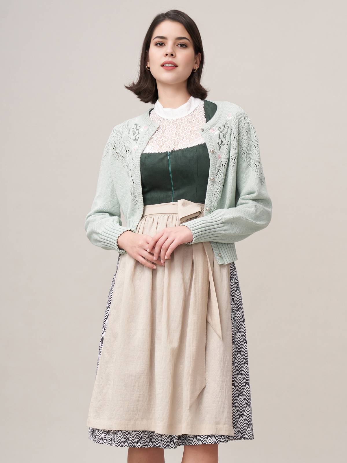Modernes Dirndl in Grün – perfekt für den urbanen Look