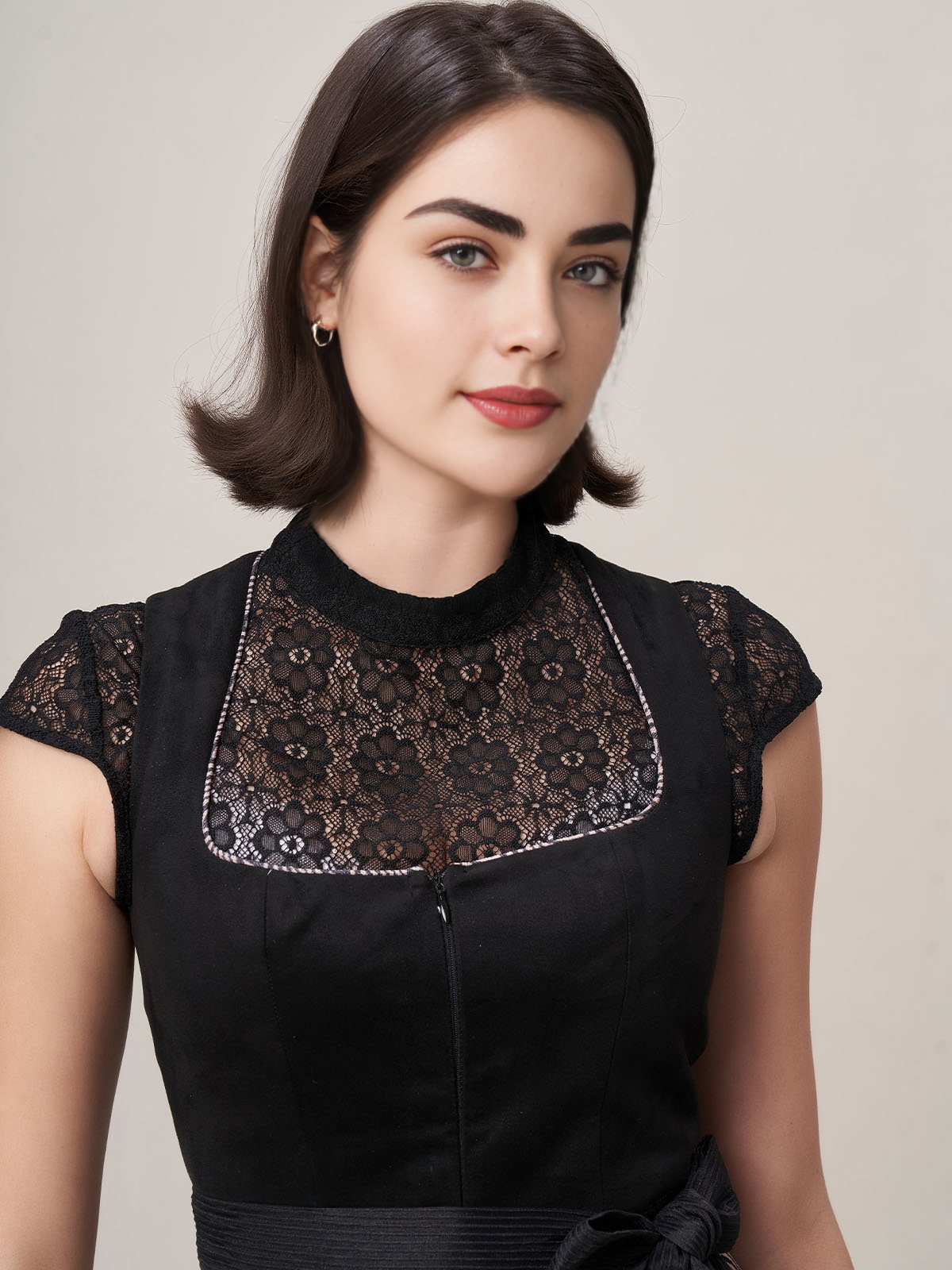 Ein elegantes flieder Dirndl mit Spitzenbesatz und passendem Dekolleté