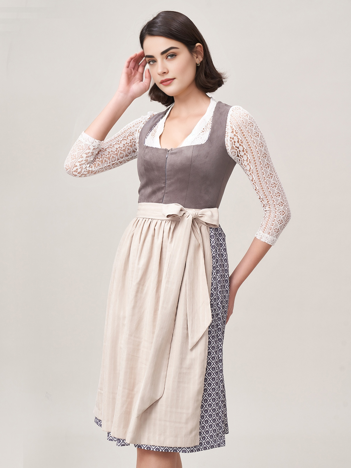 Modernes Dirndl mit V-Ausschnitt
