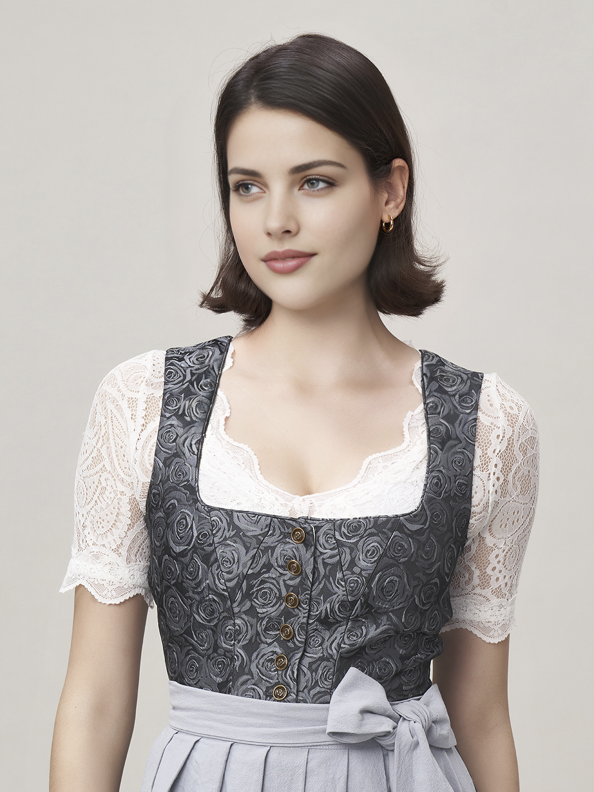 Schwarze Dirndl Bluse in eleganter Kombination