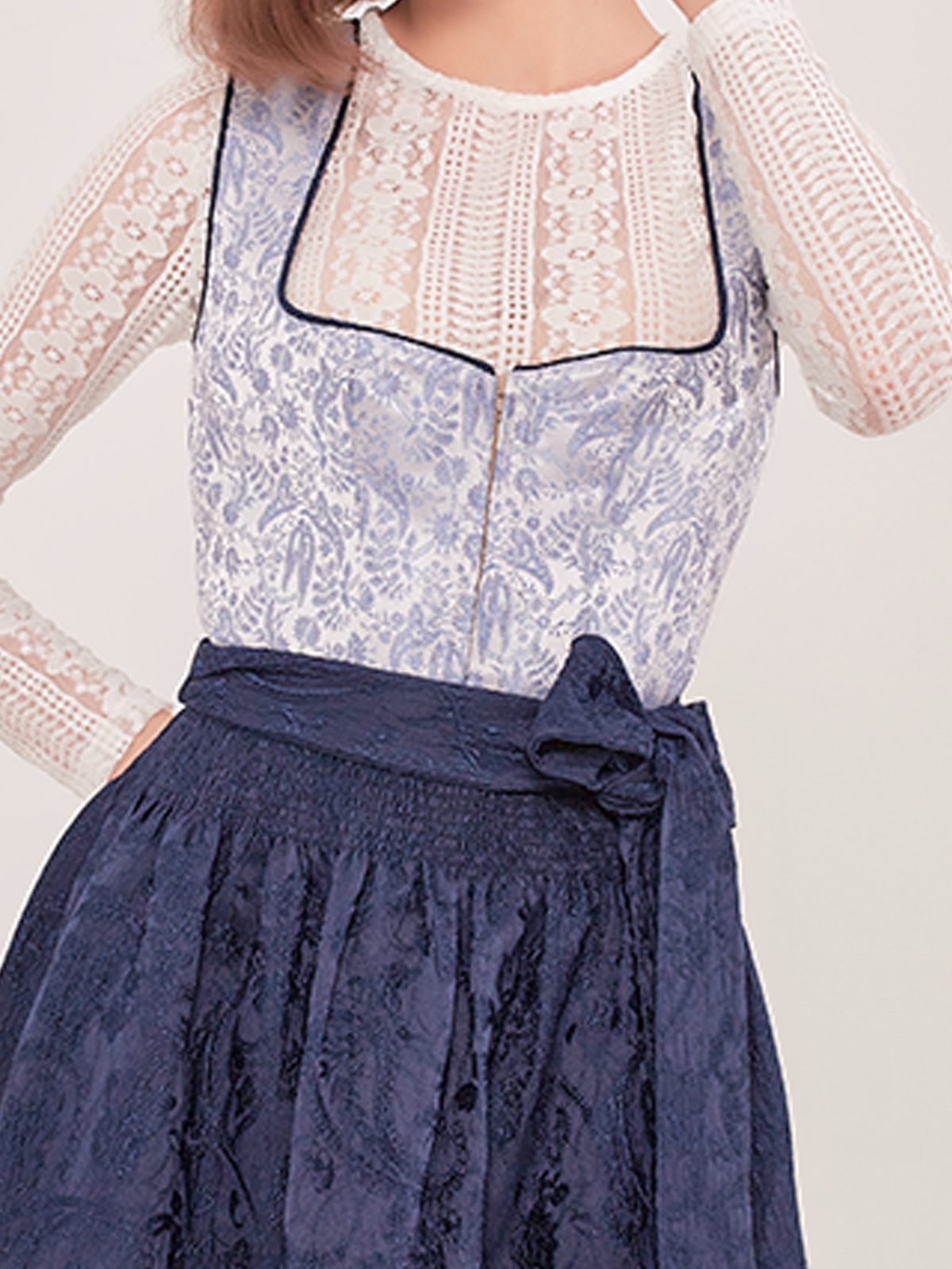 Dirndl in Blau mit traditionellem Schnitt