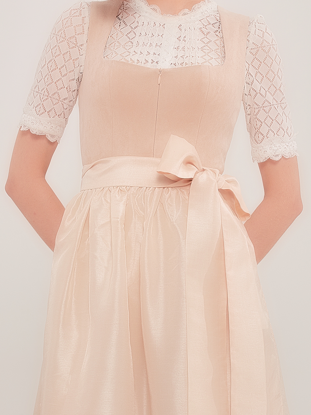 Beige Dirndl mit modernem Schnitt