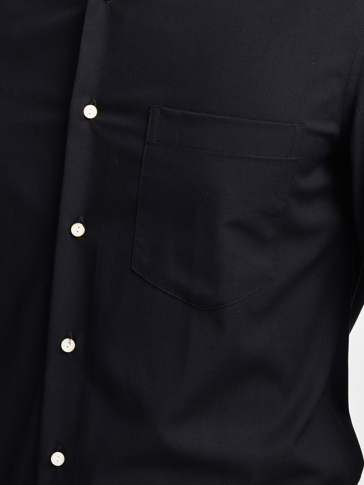 Modernes Dirndl in Schwarz – perfekt für den urbanen Look