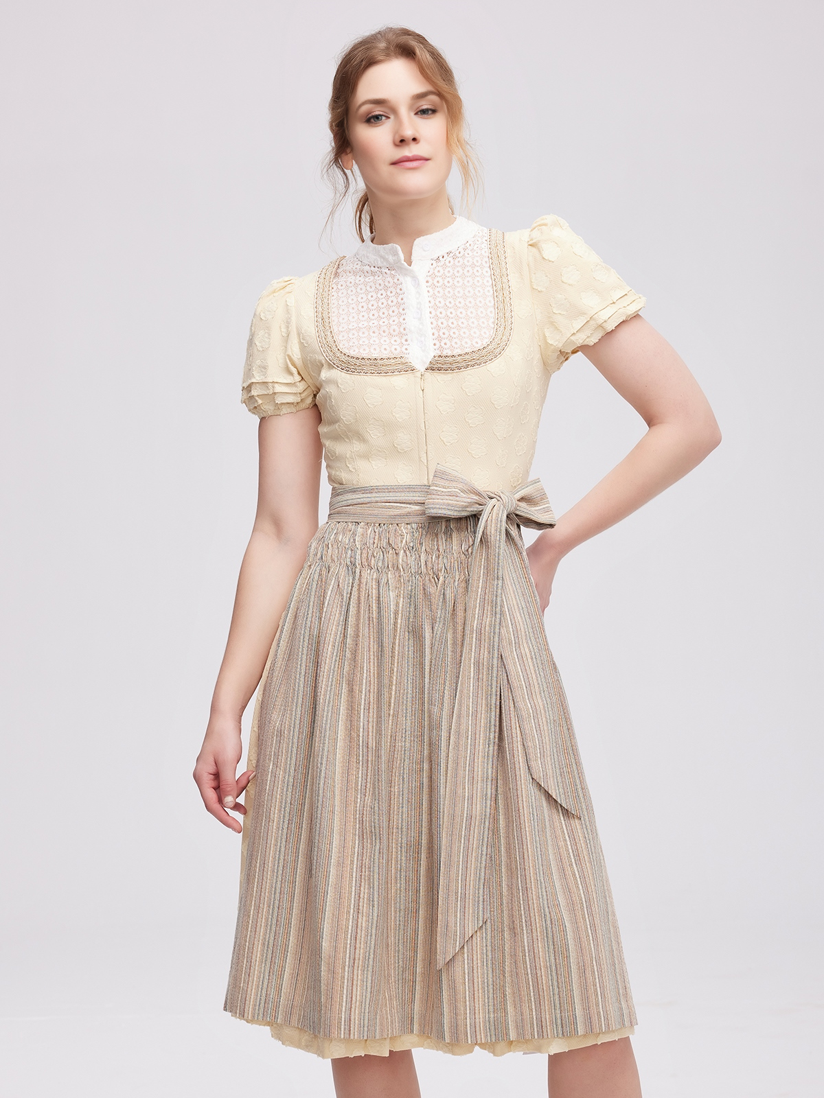 Dirndl in Gelb mit raffiniertem Schnitt