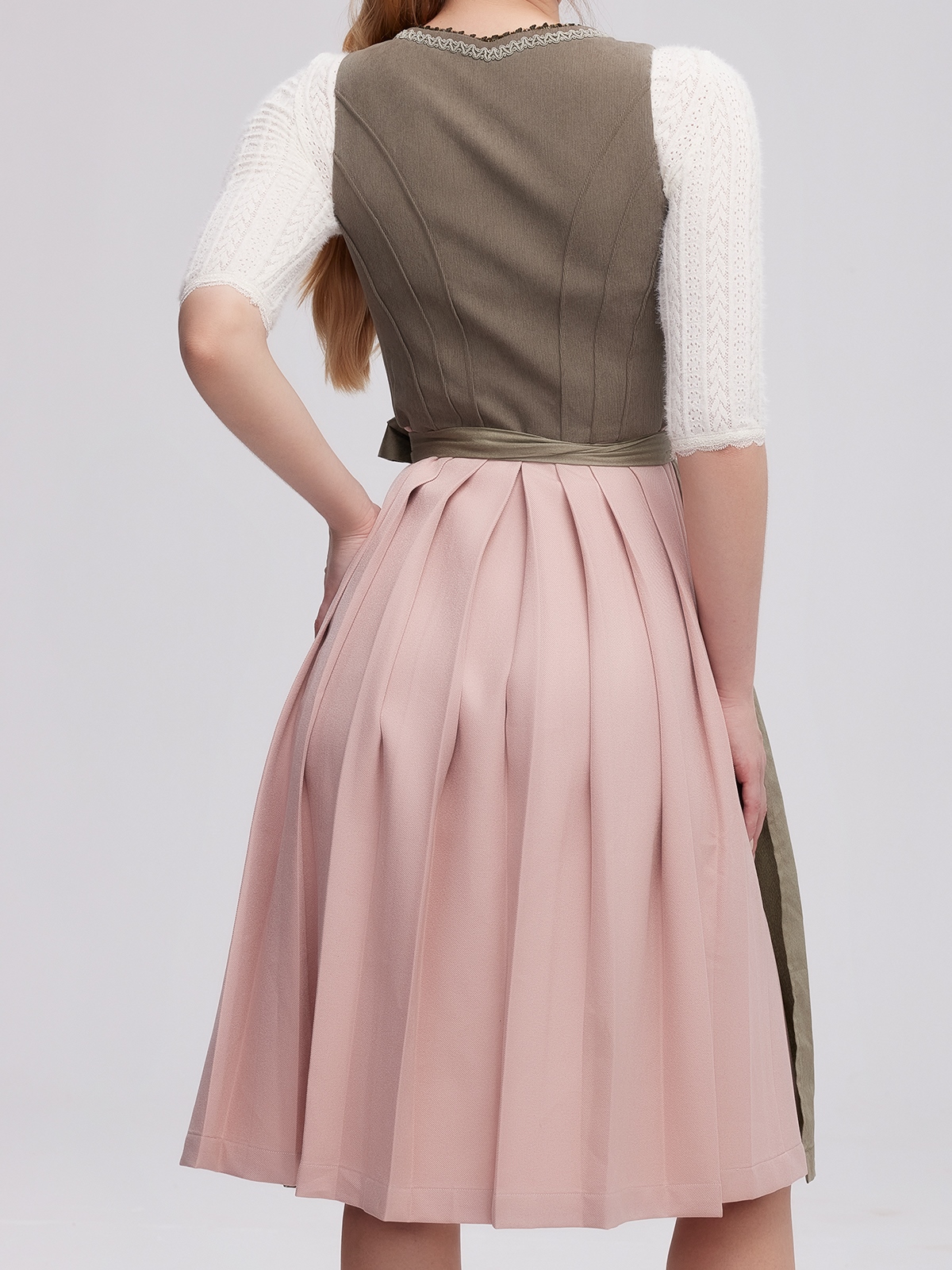 Modernes grünes Ehreer Dirndl mit raffinierten Details