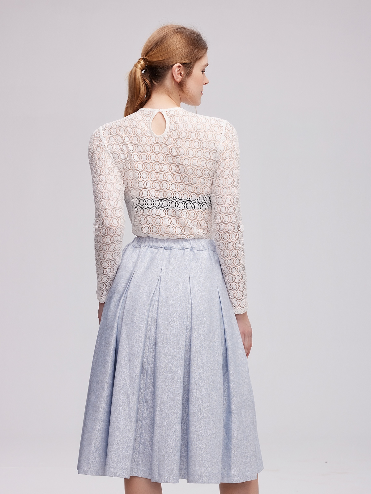 Modernes blaues Dirndl mit eleganter Bluse