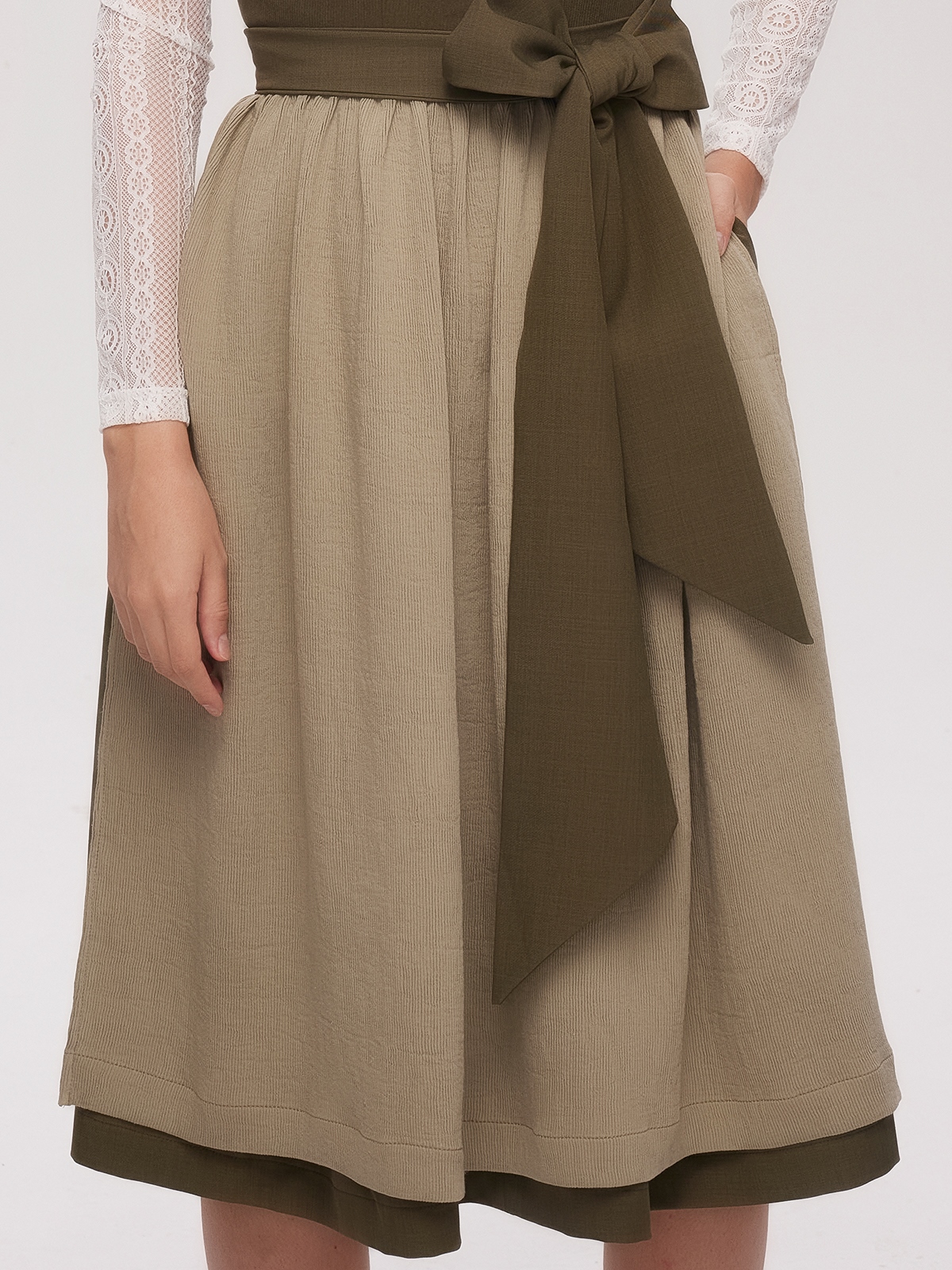 Modernes Dirndl mit geradem Ausschnitt