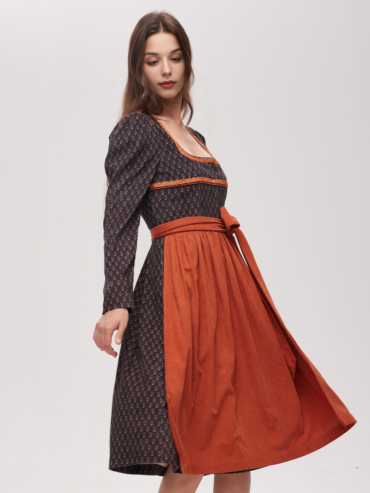 Modernes Dirndl in Schwarz mit weißem Herrenhemd
