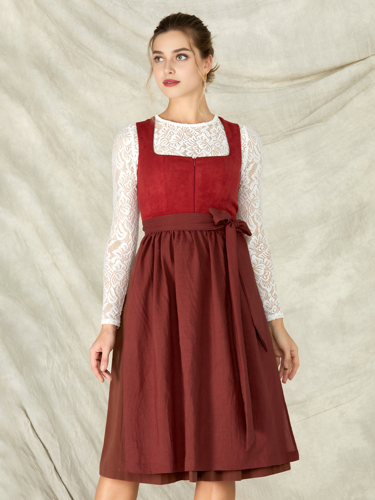 Hochgeschlossene Dirndlbluse mit Spitze