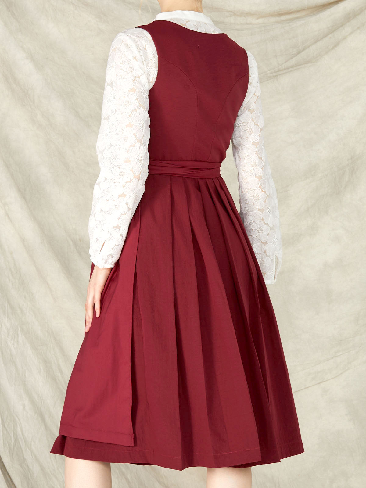 Dirndl mit Knöpfen in Rot