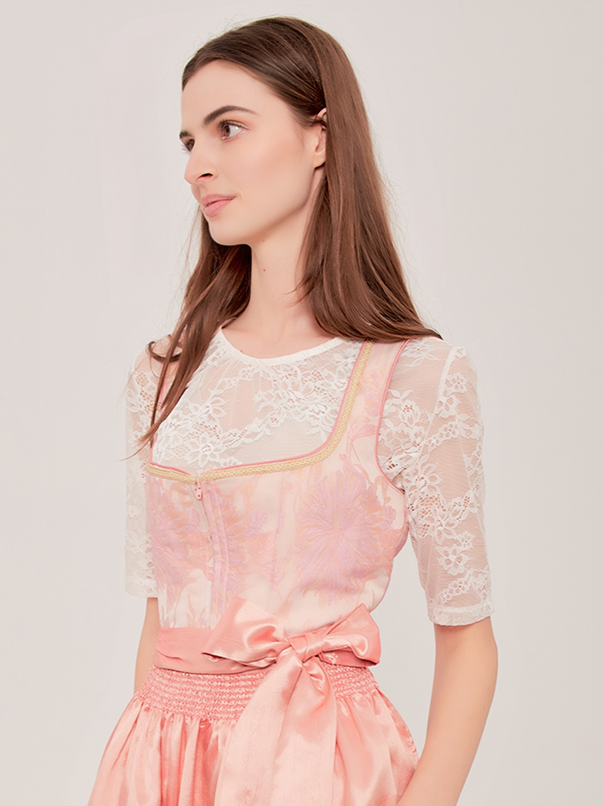 Moderne Dirndl in Rosa – elegant und vielseitig tragbar