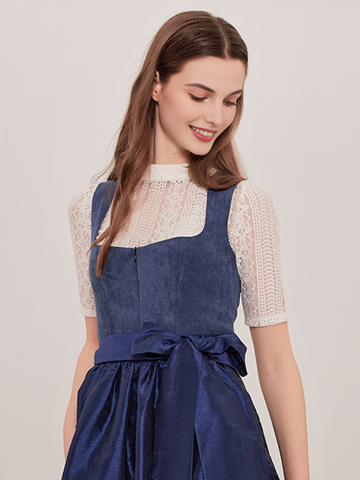 Dirndl Mintgrün mit blumigen Accessoires