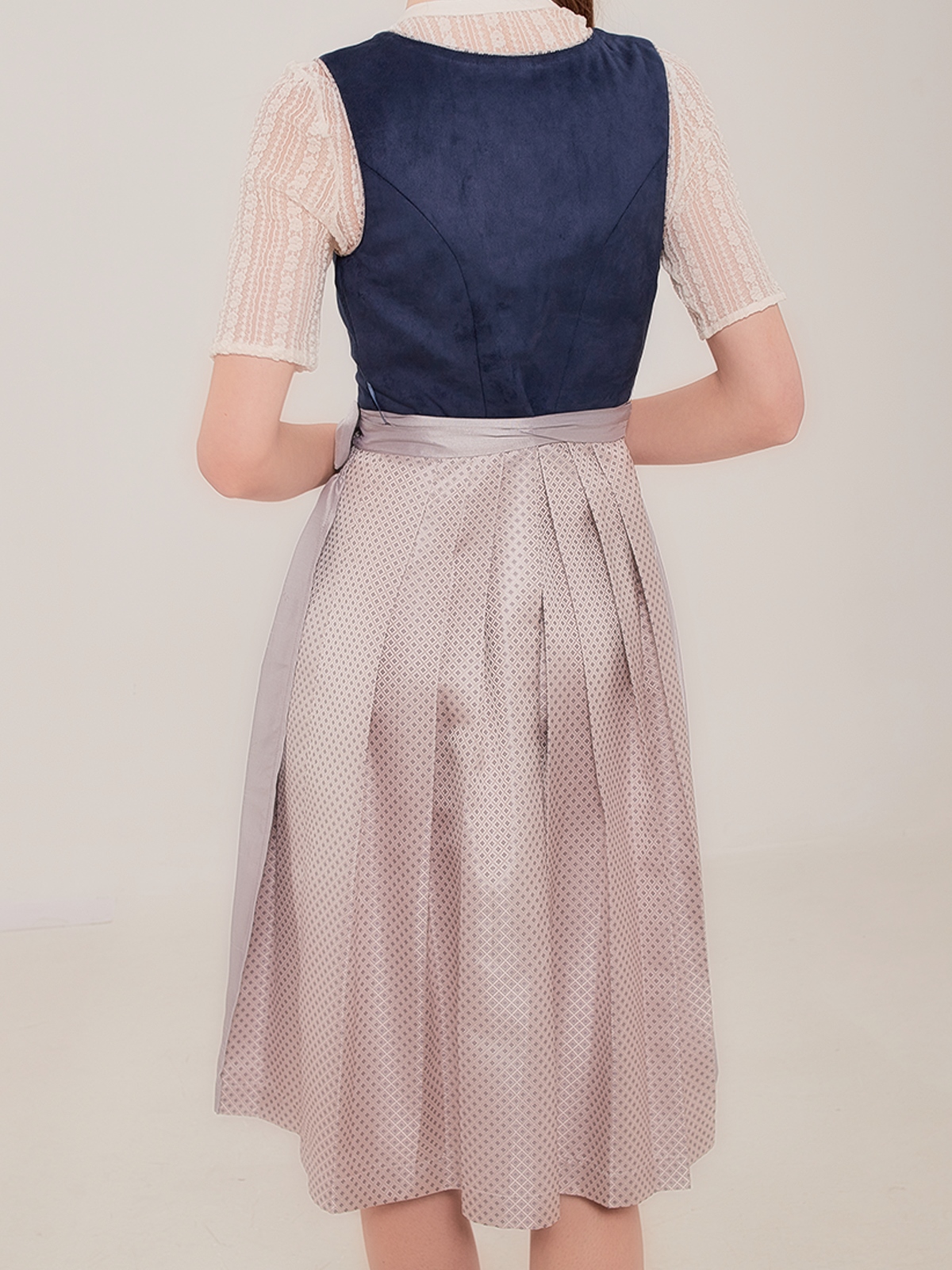 Dirndl in Blau – ein Kontrast zum feurigen Rot