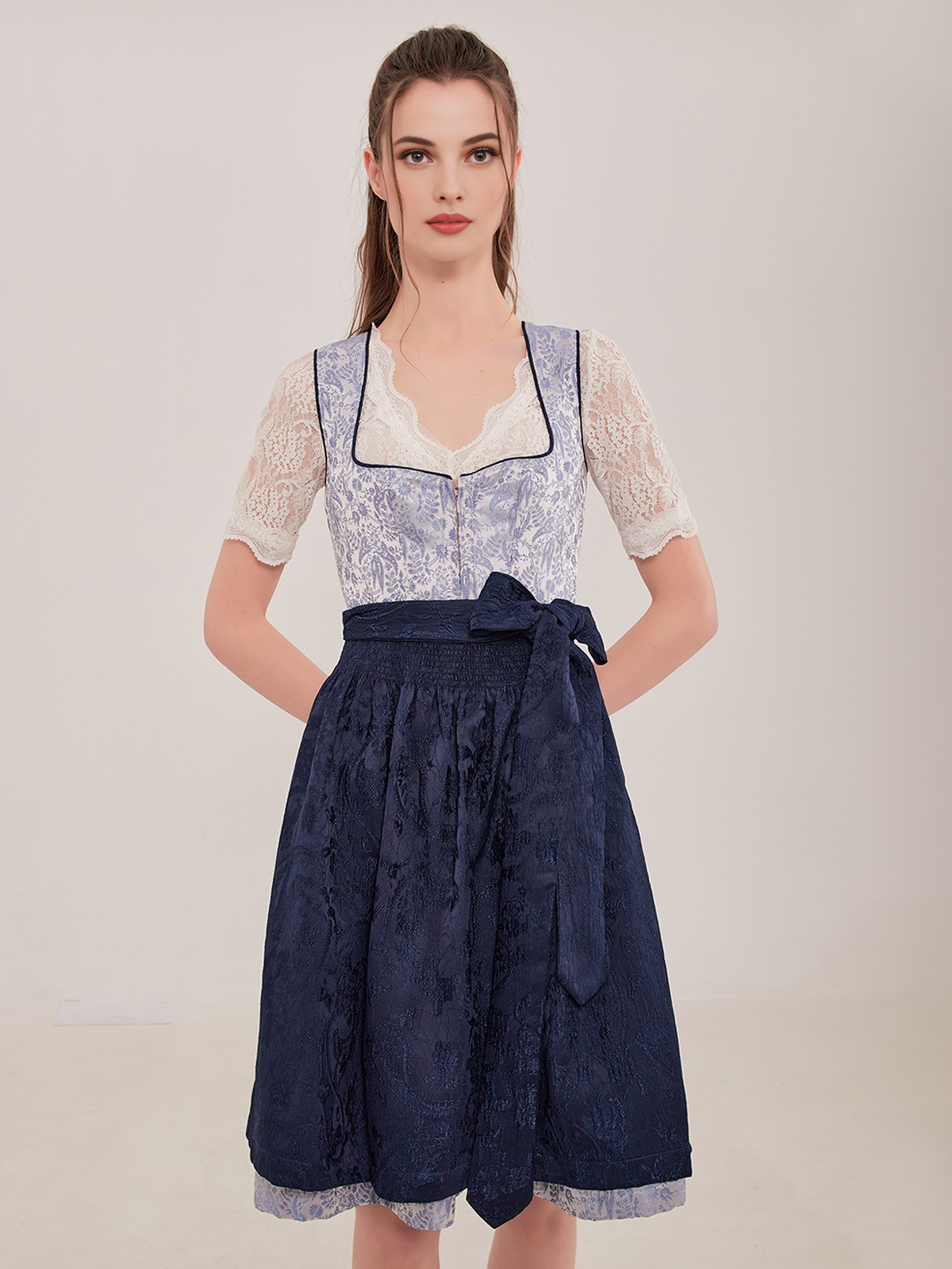Blau Braunes Dirndl – Eleganz und Tradition vereint