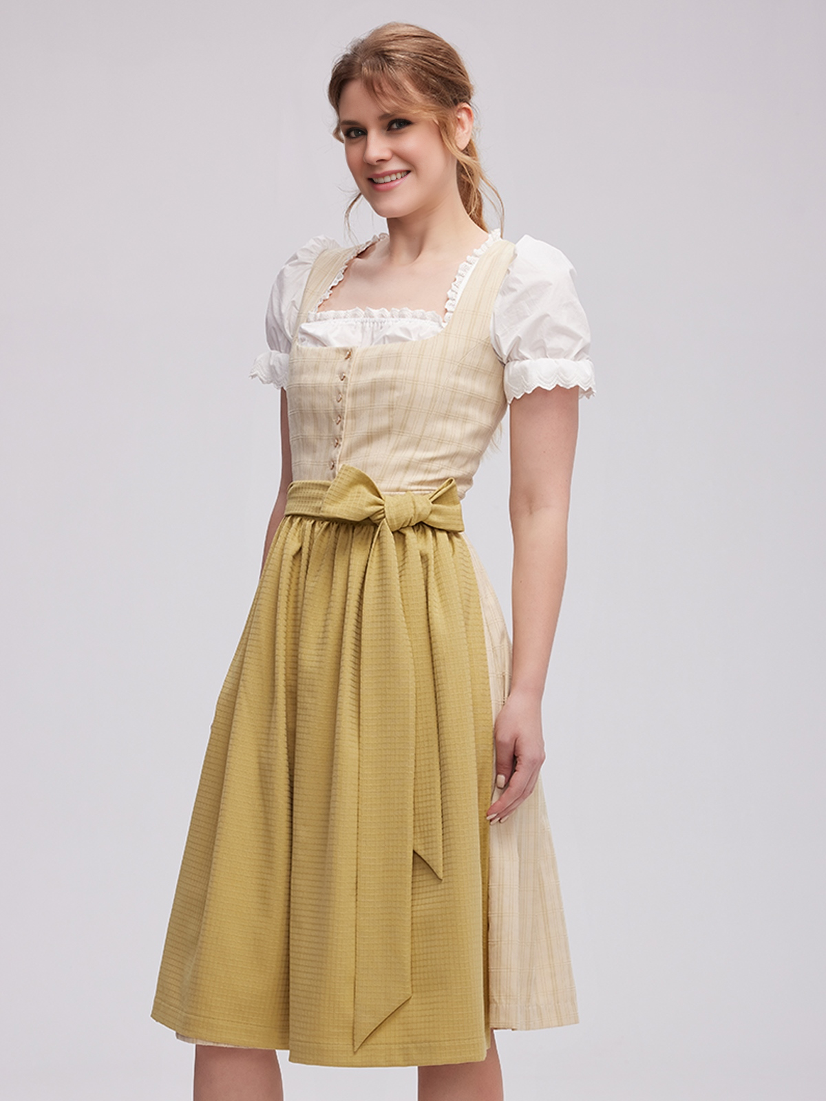 Modernes Dirndl in Grün – perfekt für Stadt und Fest
