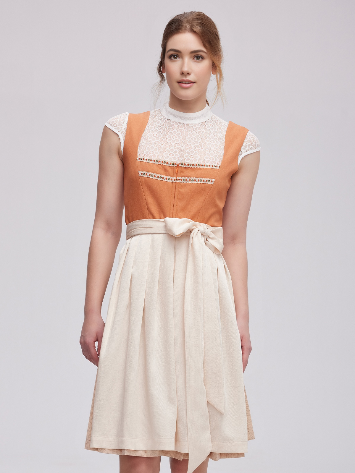 Rotes Samt-Dirndl mit aufwendiger Stickerei